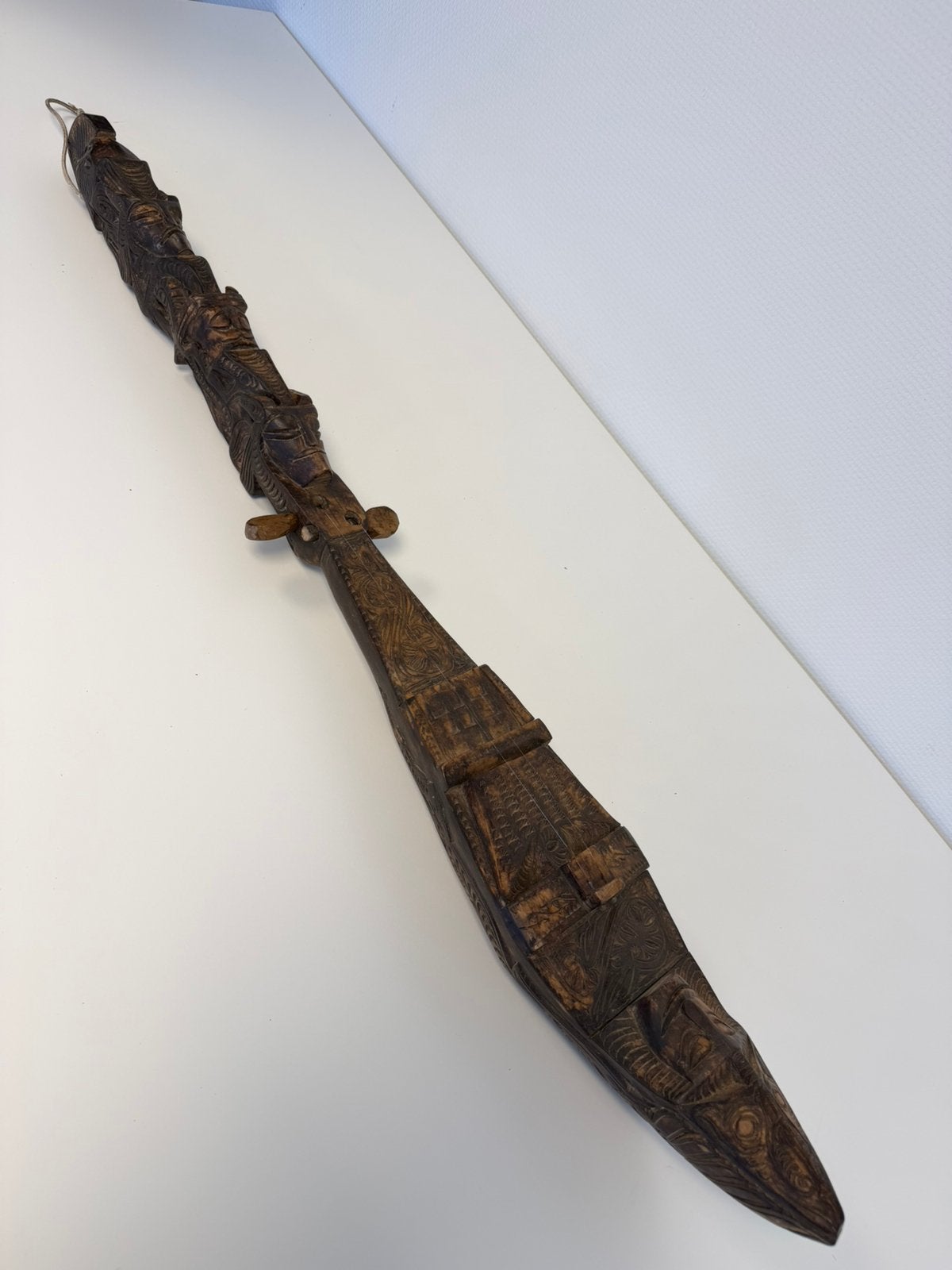 Luth ancien Batak Hasapi Indonésie  sculpté à la main 98 cm, Indonésie, Enlèvement ou Envoi, Bois