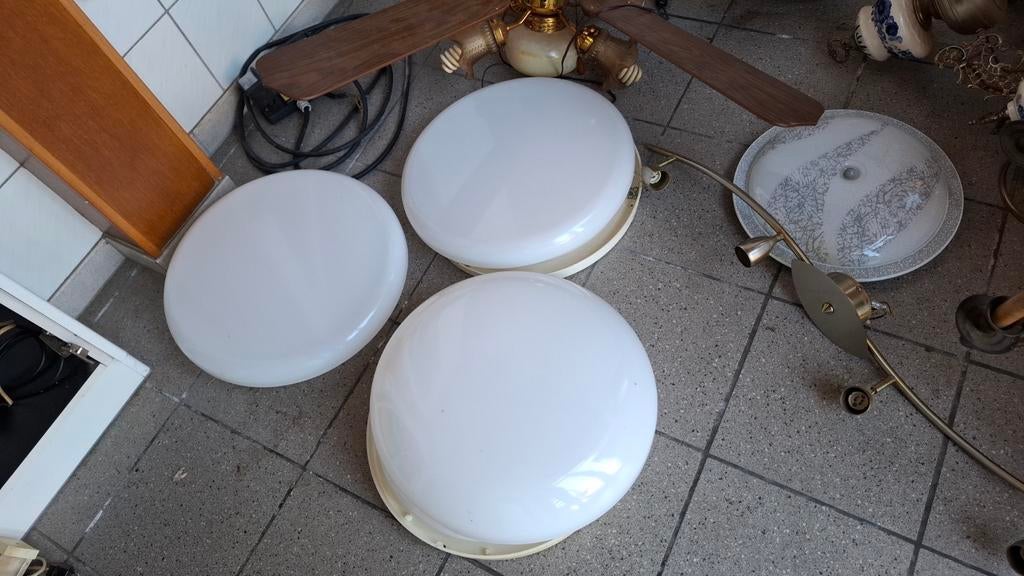3 reuze plafondlampen, Enlèvement