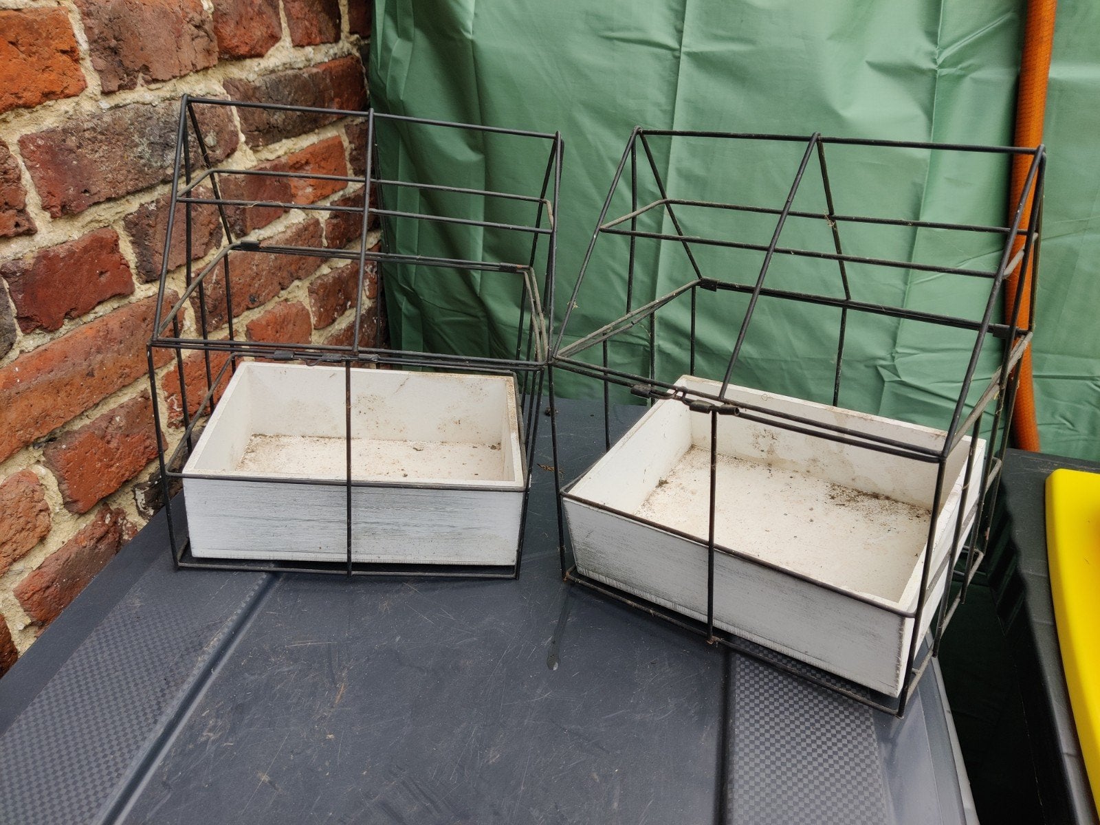 2 petites maisons pour planter bulbes ou plantes grasses, Ophalen