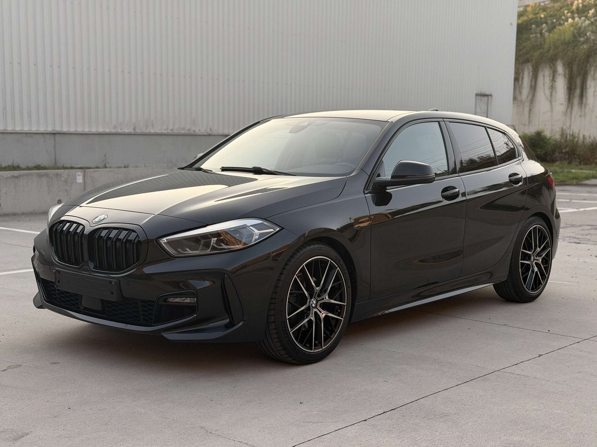 BMW 116 PACK M • FULL BLACK • 1 EIGENAAR • GARANTIE, Automaat, Dealer onderhouden, 1 Reeks, Gebruikt