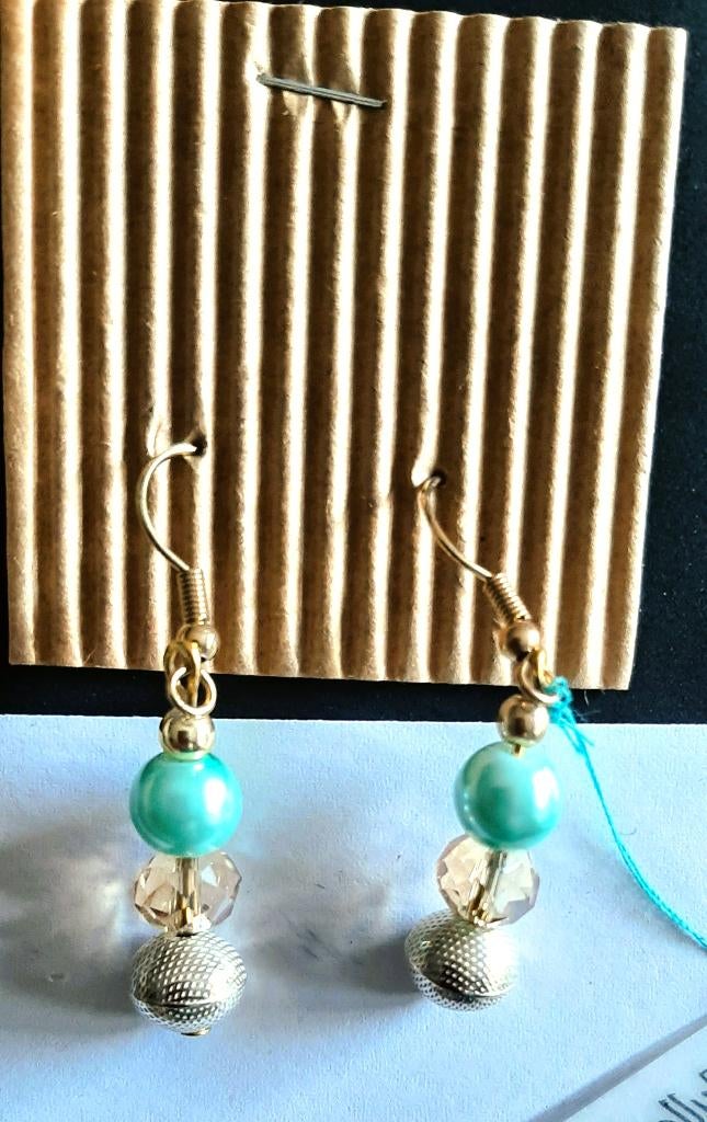 Te koop: Nieuw!! Mooie licht groene/goud oorbelletjes., Bijoux, Sacs & Beauté, Boucles d'oreilles, Neuf, Or, Enlèvement, Pendantes