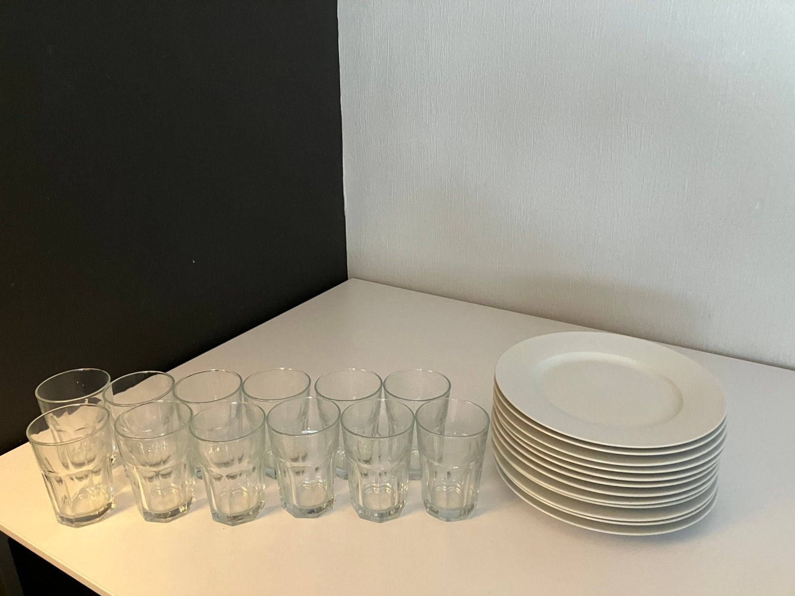Lot de 12 assiettes et 12 verres, Enlèvement, Comme neuf, Autres marques