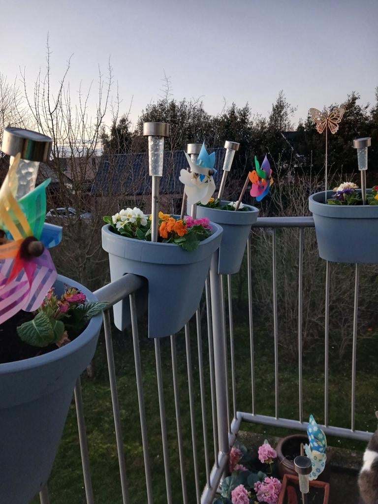 Ronde bloempotten om over een balustrade te hangen. 6 stuks., Tuin en Terras, Bloembakken en Plantenbakken, Zo goed als nieuw