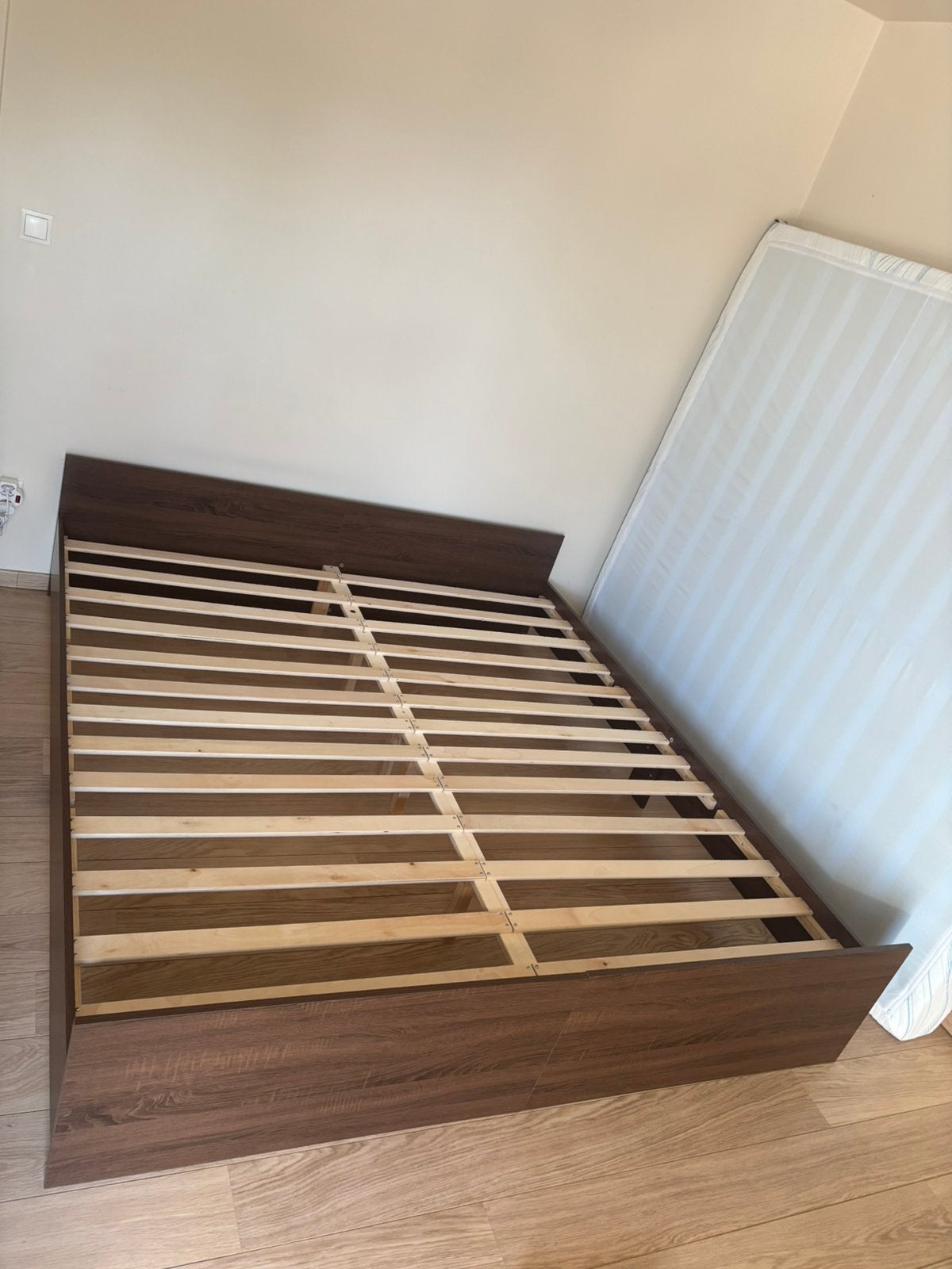 A vendre : lit de 1m80 x 2m avec matelas en parfait état !, Maison & Meubles, Chambre à coucher | Lits, Comme neuf, Enlèvement