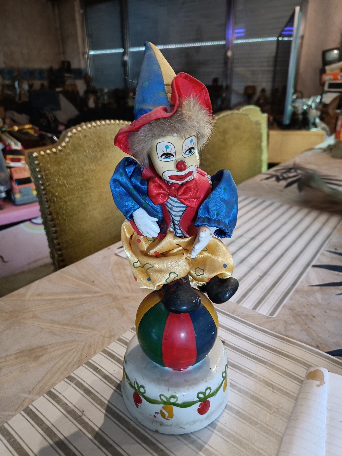 Clown op bal o porcelein en voet pop met echte kleertjes, Verzenden