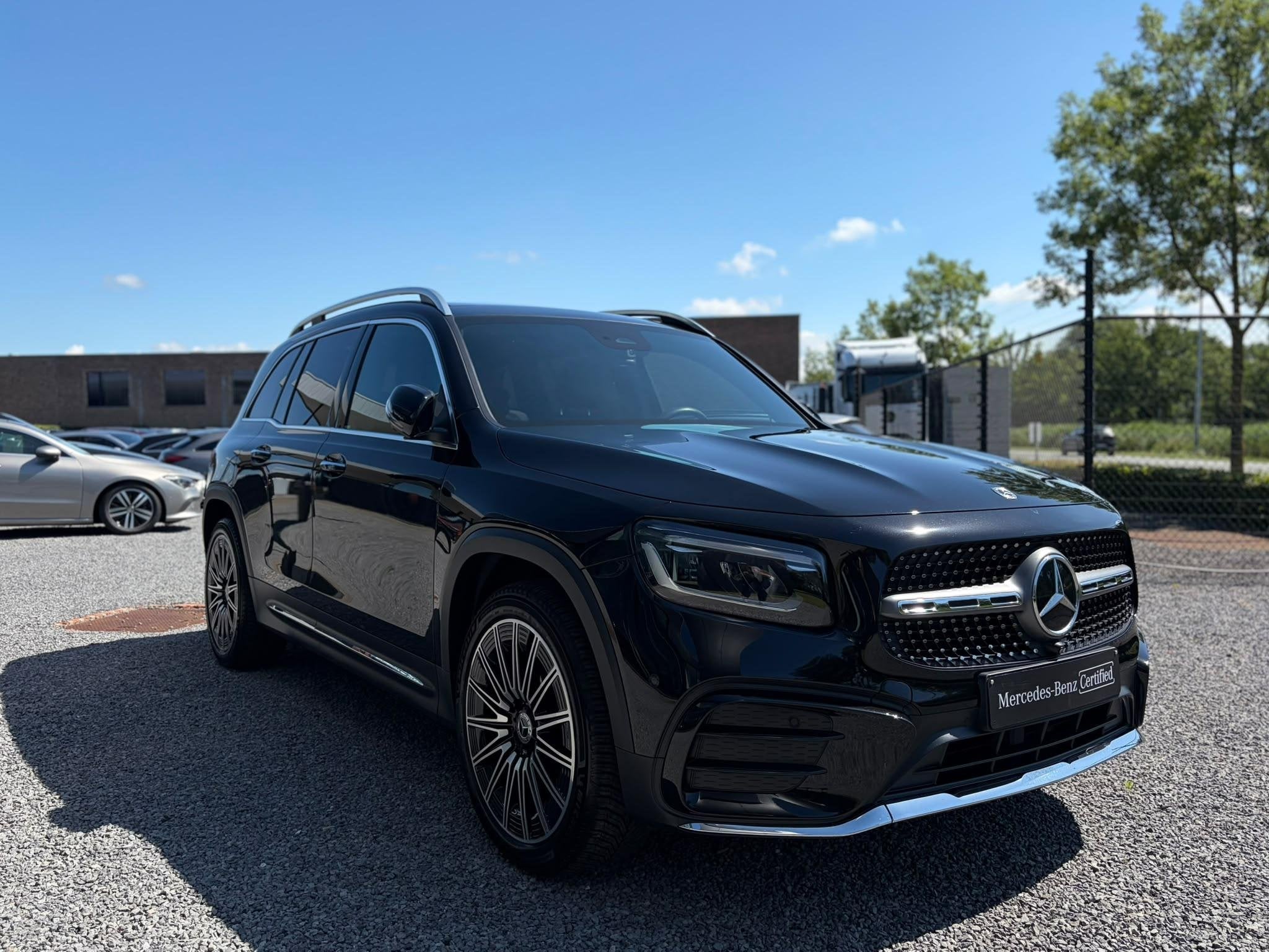 Mercedes-Benz GLB 180 AMG Line + PANO DAK + TREKHAAK + CARPL, Auto's, Dealer onderhouden, Stof, Gebruikt, 4 cilinders
