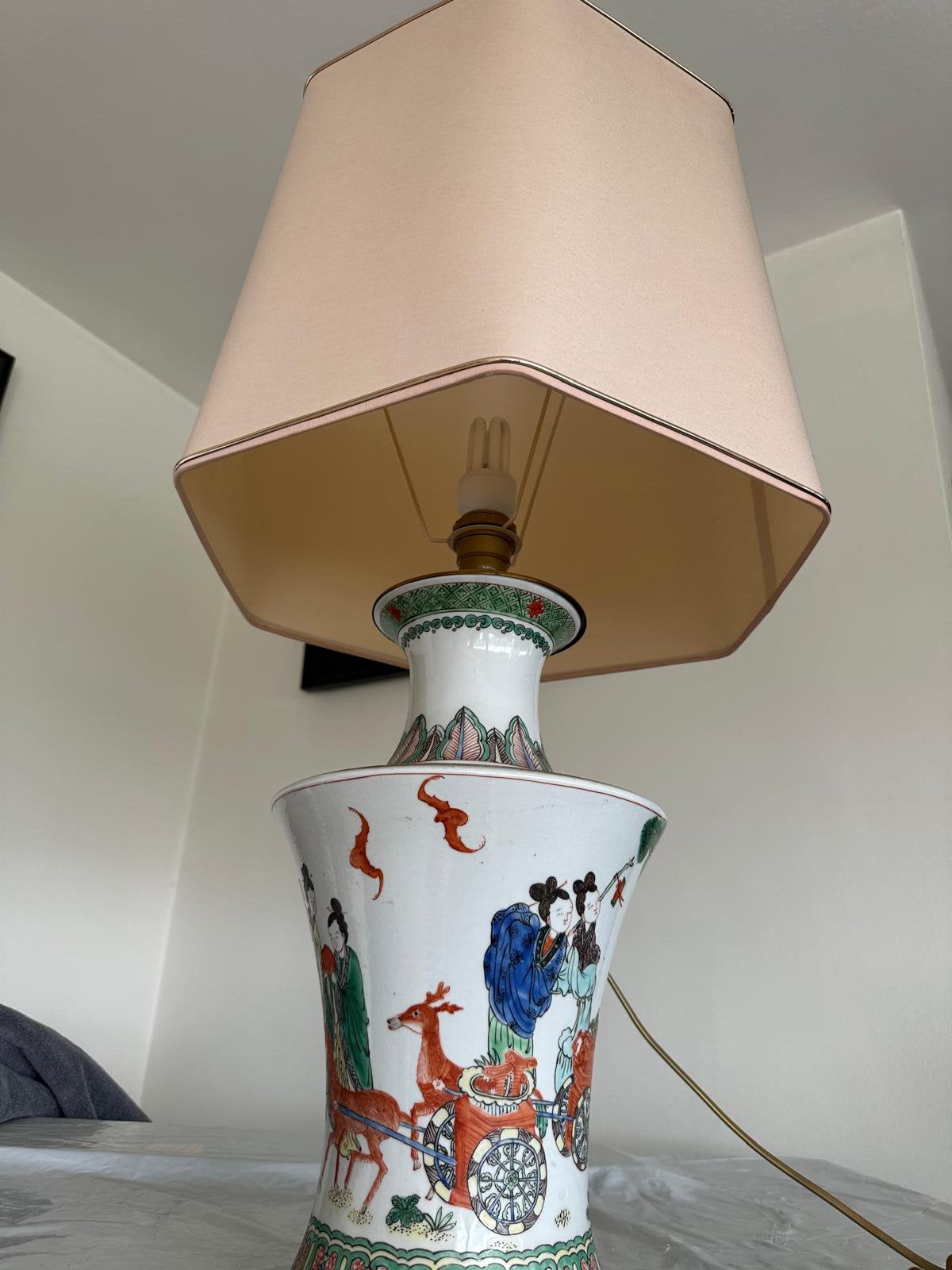 Lampe vase en porcelaine de Chine à décor de personnages, Ophalen
