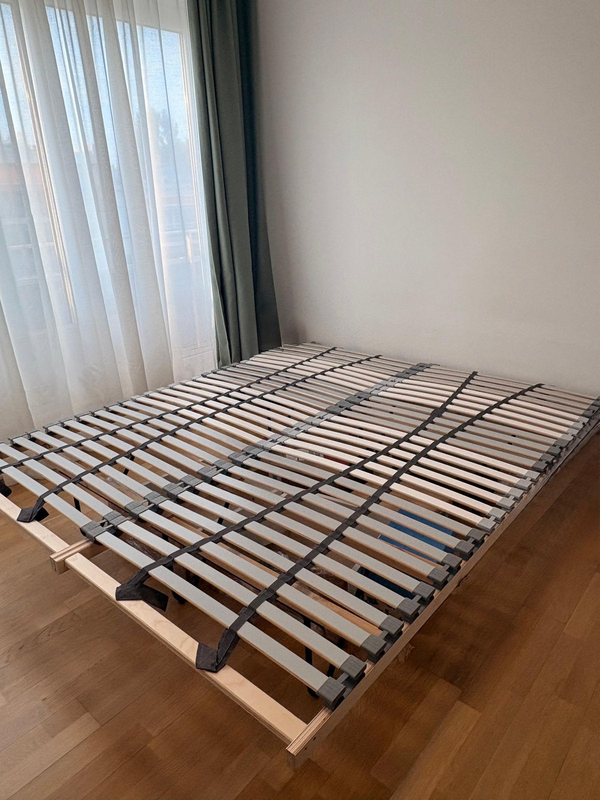 Sommier IKEA 160x200 cm + 6 pieds noirs – Très bon état, Comme neuf, Enlèvement, Sommier, 200 cm