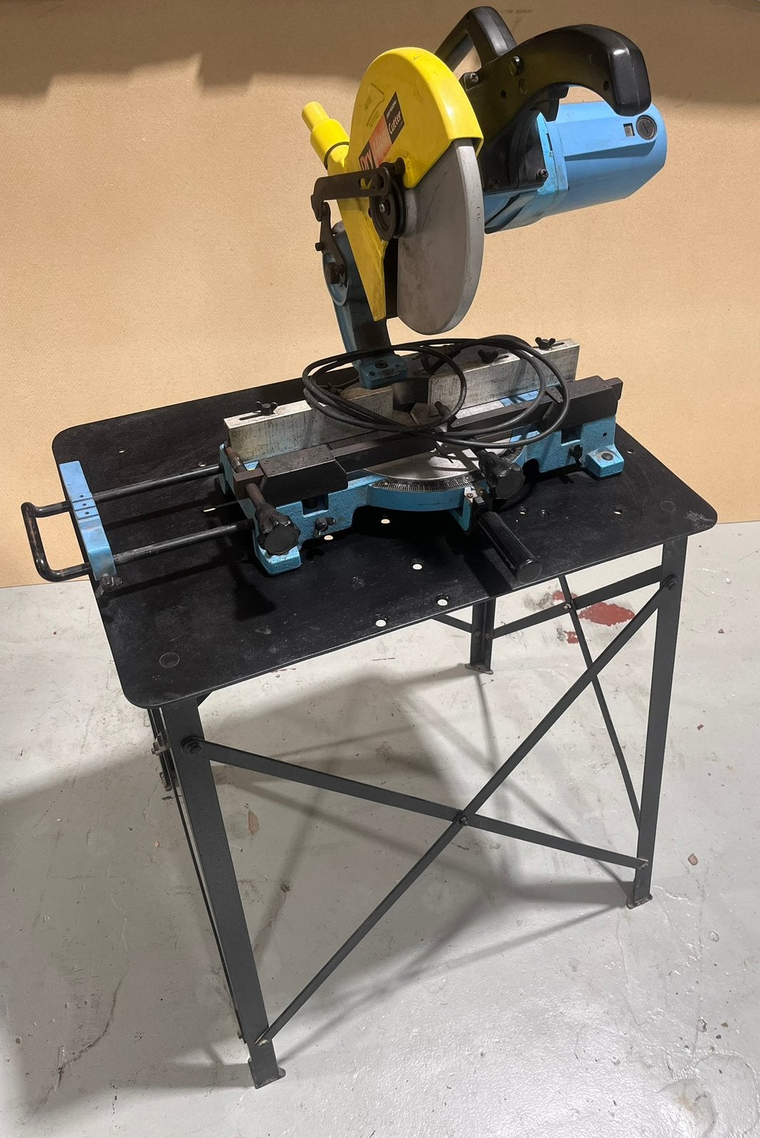 Zaagmachine, ijzerzaag jepson op metalen tafel, Enlèvement, Comme neuf