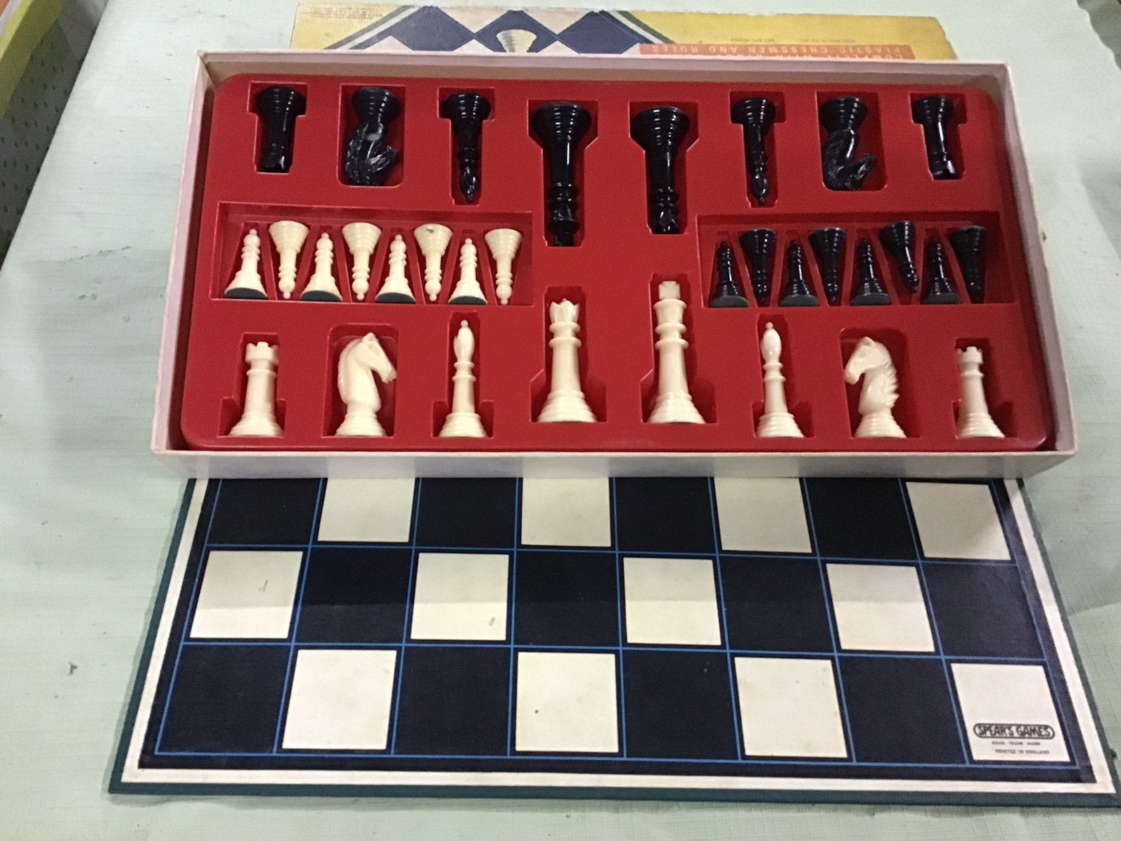 Schaakspel met bord en vinyl schaakstukken in casette., Hobby en Vrije tijd, Gezelschapsspellen | Bordspellen, Ophalen of Verzenden