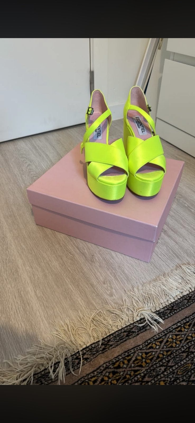 Chaussures Essentiel Antwerp taille 38, Vêtements | Femmes, Enlèvement ou Envoi, Comme neuf