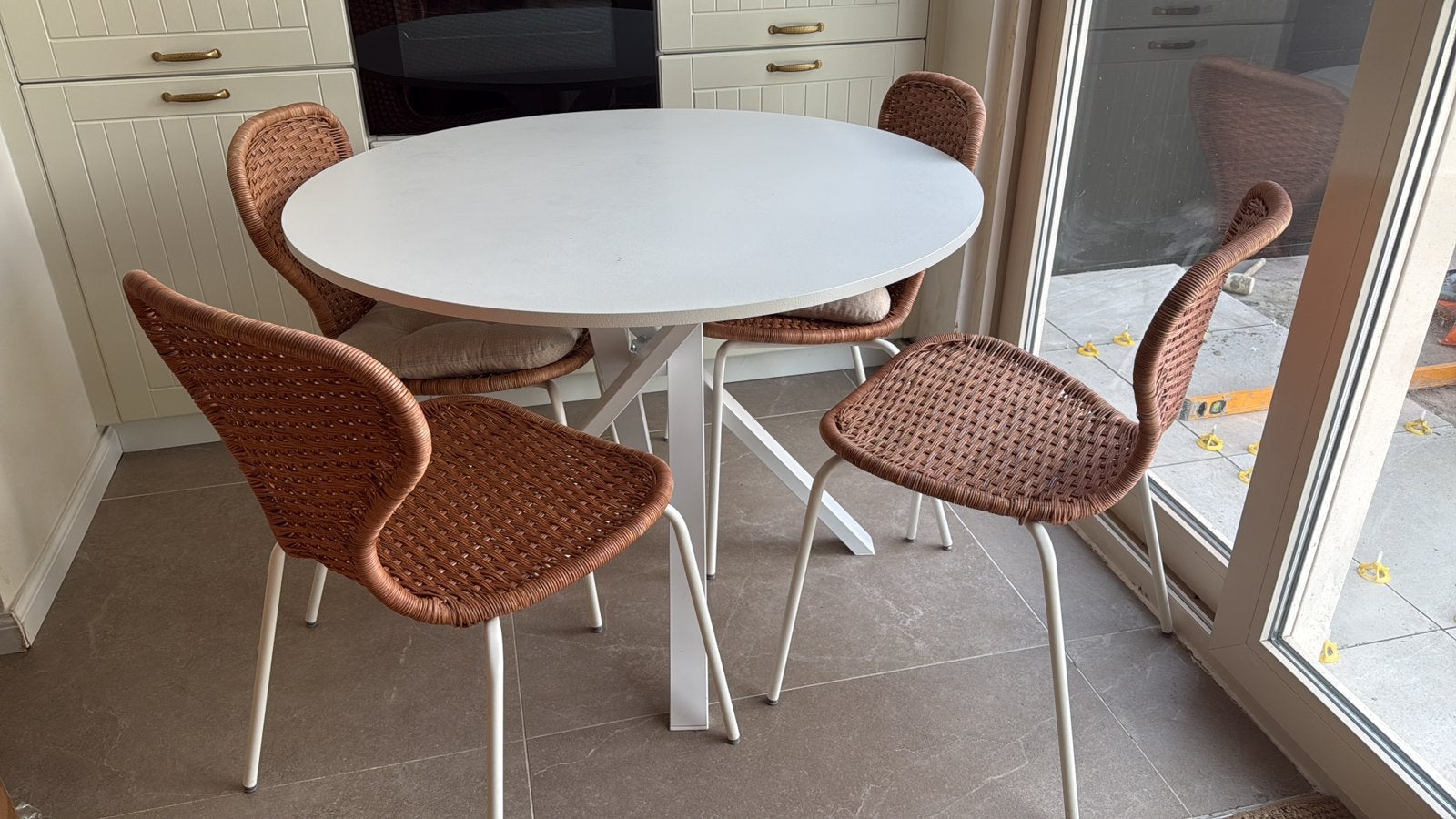 Tafel met 4 stoelen, Huis en Inrichting, Ophalen, Zo goed als nieuw, Wit