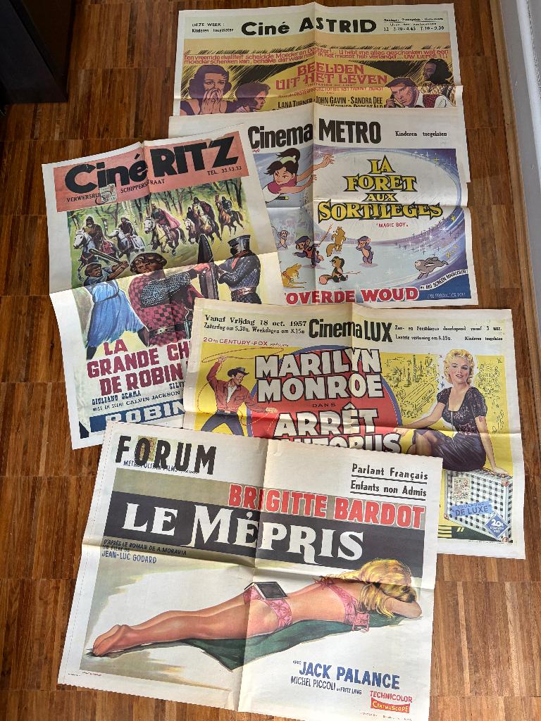 5 oude Filmposters op kranten van de jaren 1990, Verzamelen, Ophalen of Verzenden, 1980 tot heden, Krant
