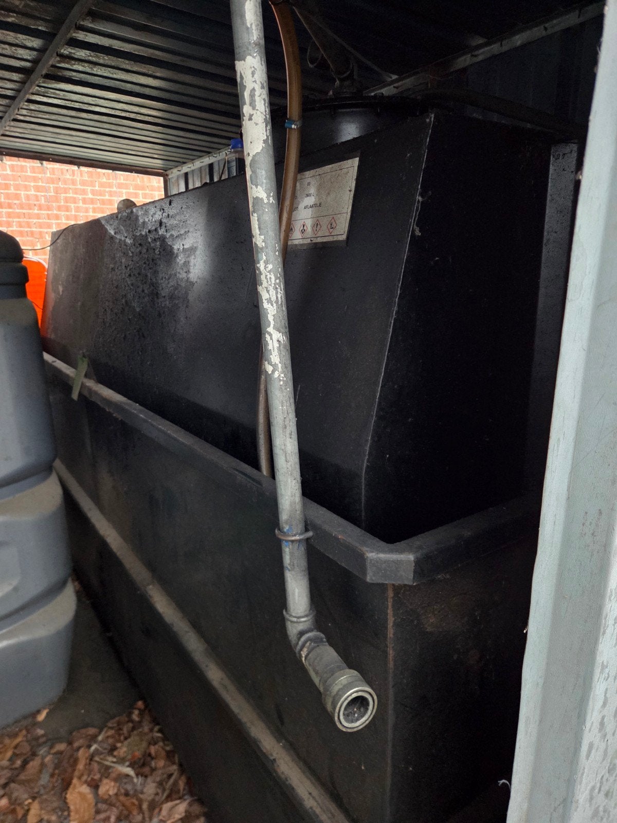 Tank in lekbak voor afvalolie, Ophalen
