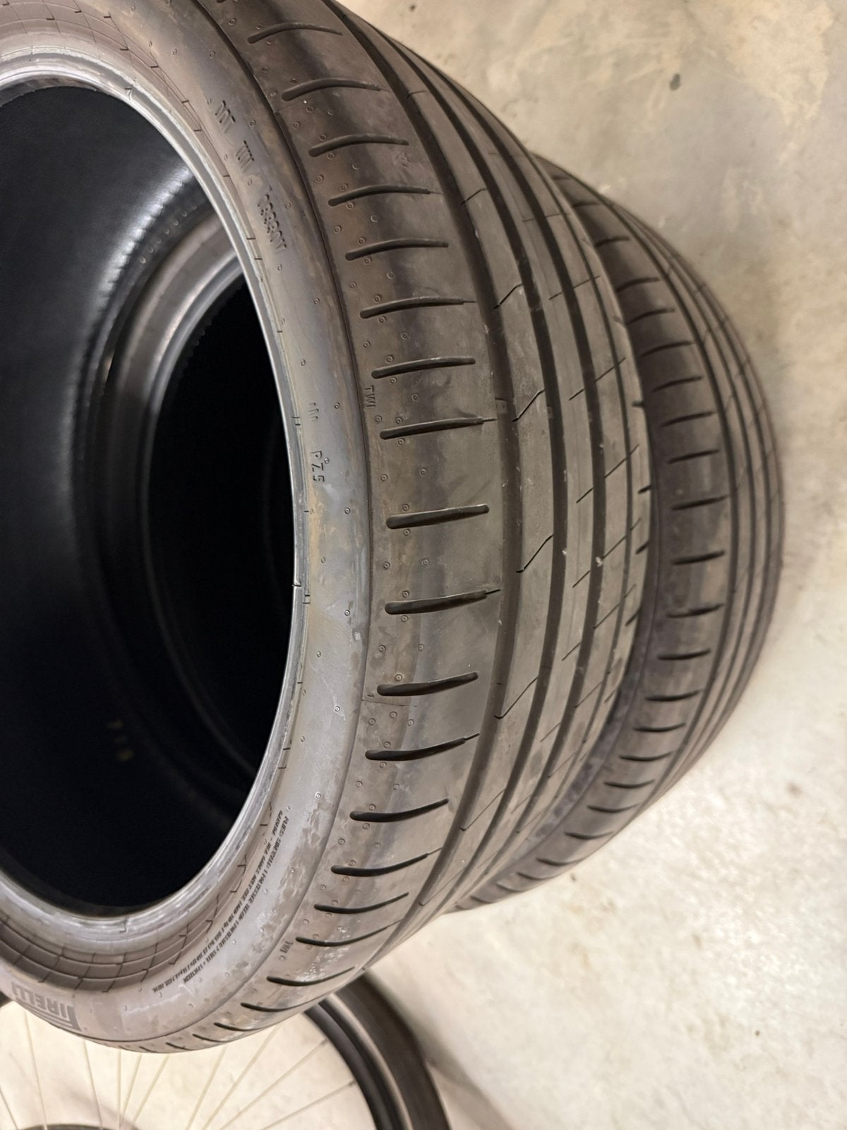 Pirelli banden, Enlèvement, Comme neuf
