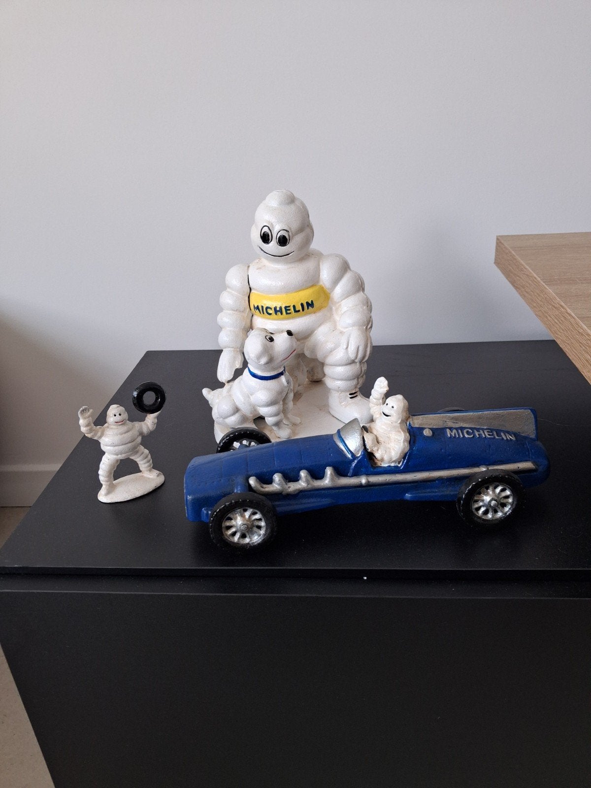 3 beeldjes Michelin, Enlèvement