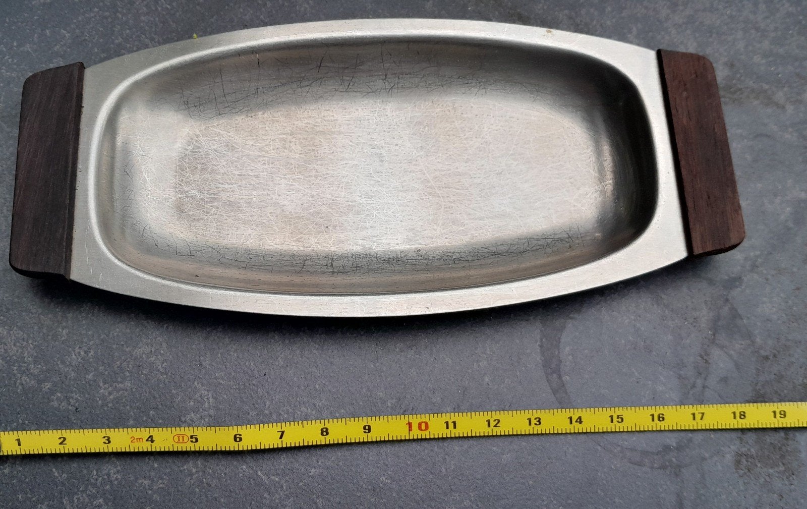 Prachtige inox schaal met houten handvatten., Ophalen of Verzenden