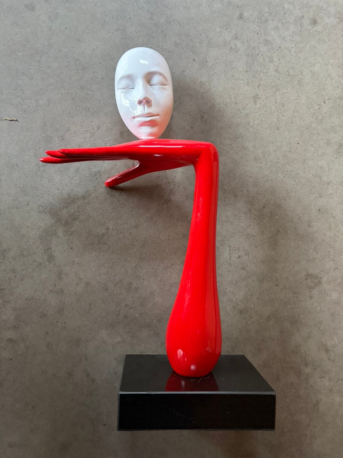 Sculpture surréaliste moderne – Main rouge masque blanc, Antiquités & Art, Pierre/céramique, Sculpture, Massif, Enlèvement ou Envoi