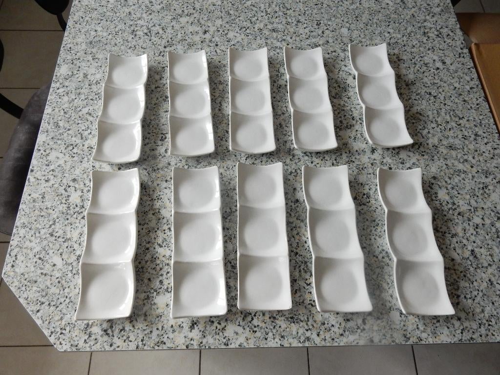 nr.191 - Tien witte dessertbordjes- triple, Enlèvement ou Envoi, Comme neuf, Porcelaine ou Céramique, Balance