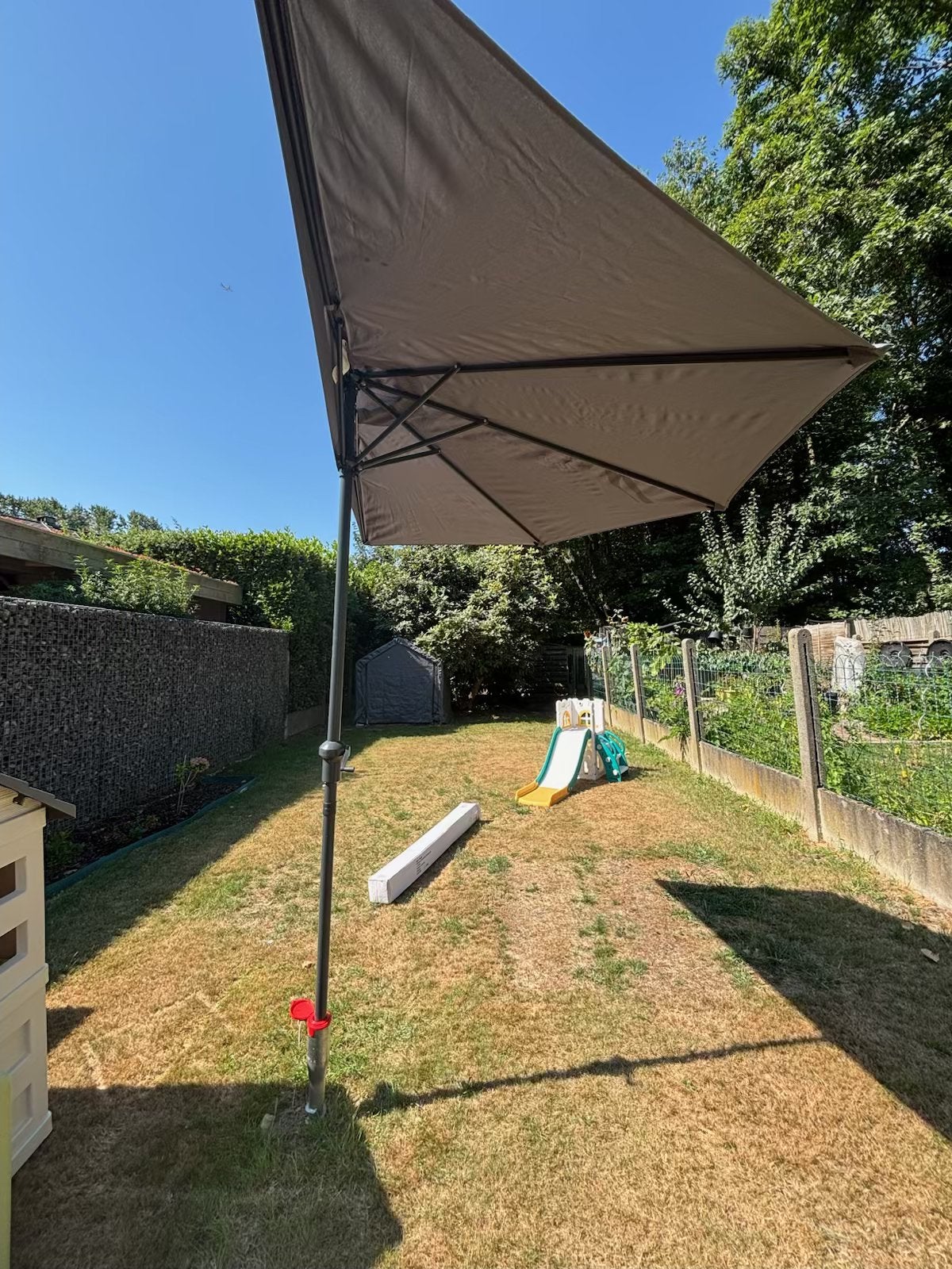 Halve parasol grijs met voet, Jardin & Terrasse, Enlèvement, Utilisé, 2 à 3 mètres, Parasol mural
