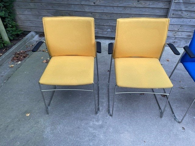 4 Design metalen vergaderzaal stoelen 2 Blauw + 2 gele, Zakelijke goederen, Vergader- of Presentatieruimte, Ophalen, Gebruikt