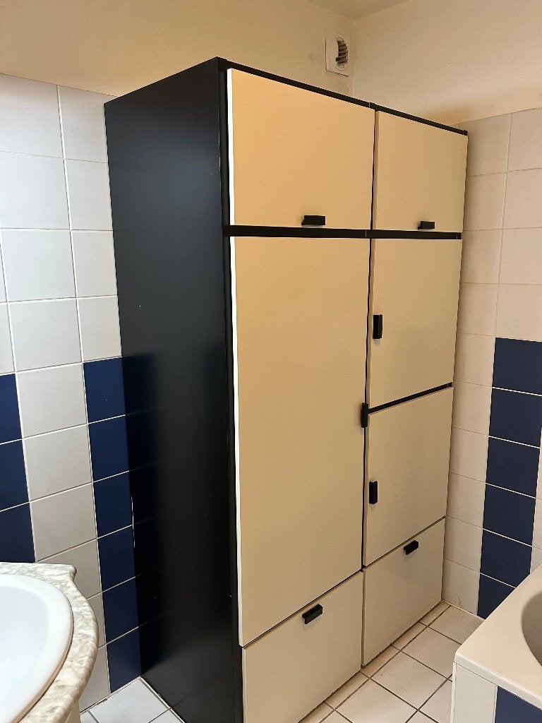 Grande armoire noire et blanche IKEA VISTHUS, 100 à 150 cm, Utilisé, Avec espace de penderie, Moderne