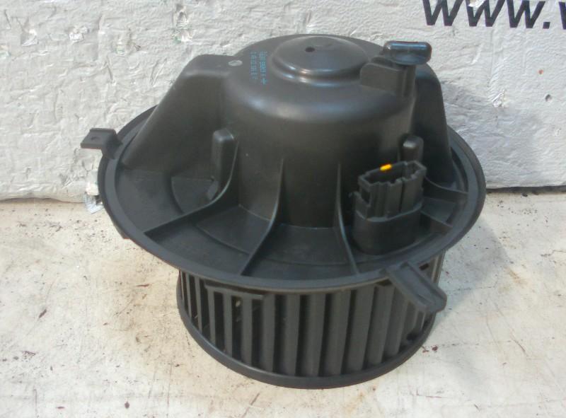 VENTILATEUR RADIATEUR MOTEUR Caddy III (2KA,2KH,2CA,2CH), Volkswagen, Valeo, Utilisé, 100, rue de Courcelles
75017  Paris, FR