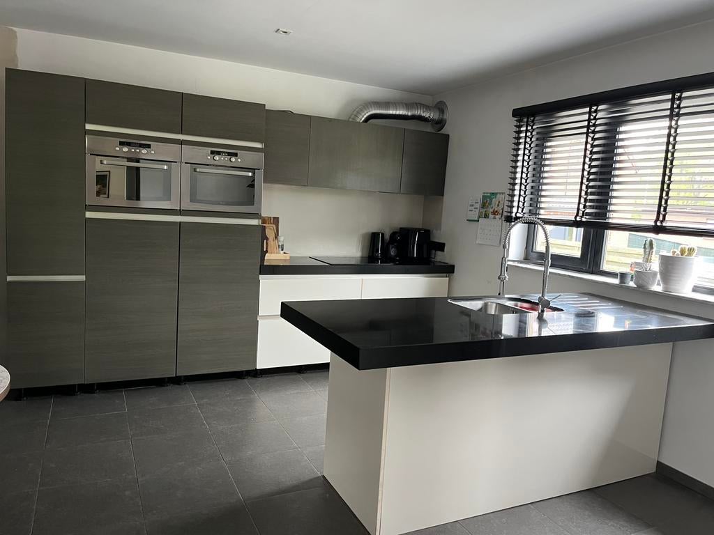 Keuken met toestellen, Ophalen, Zwart
