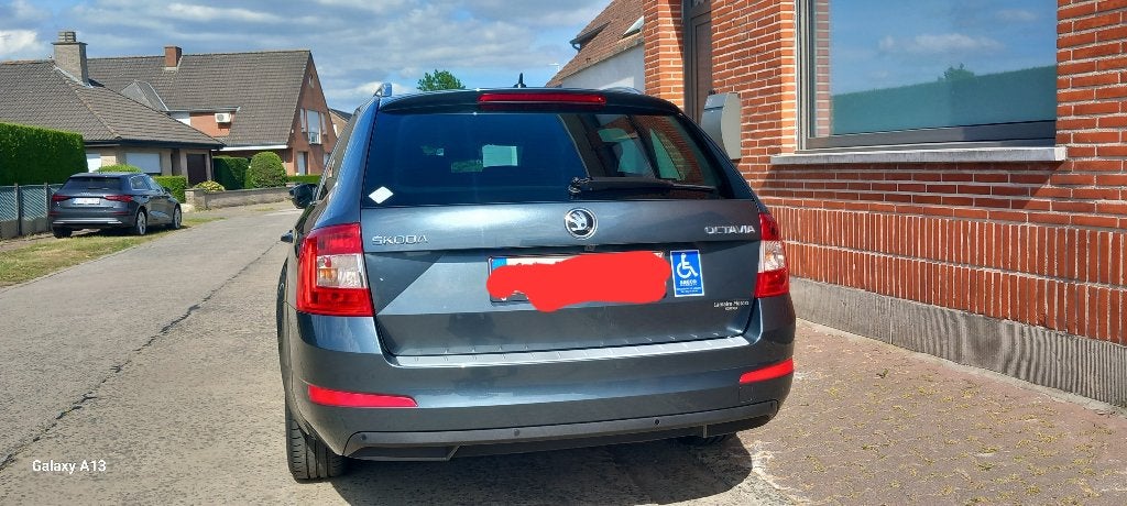 Te koop skoda octavia  aangepast voor mindervaliden, 4 cilinders, Blauw, Leder en Stof, Overige kleuren