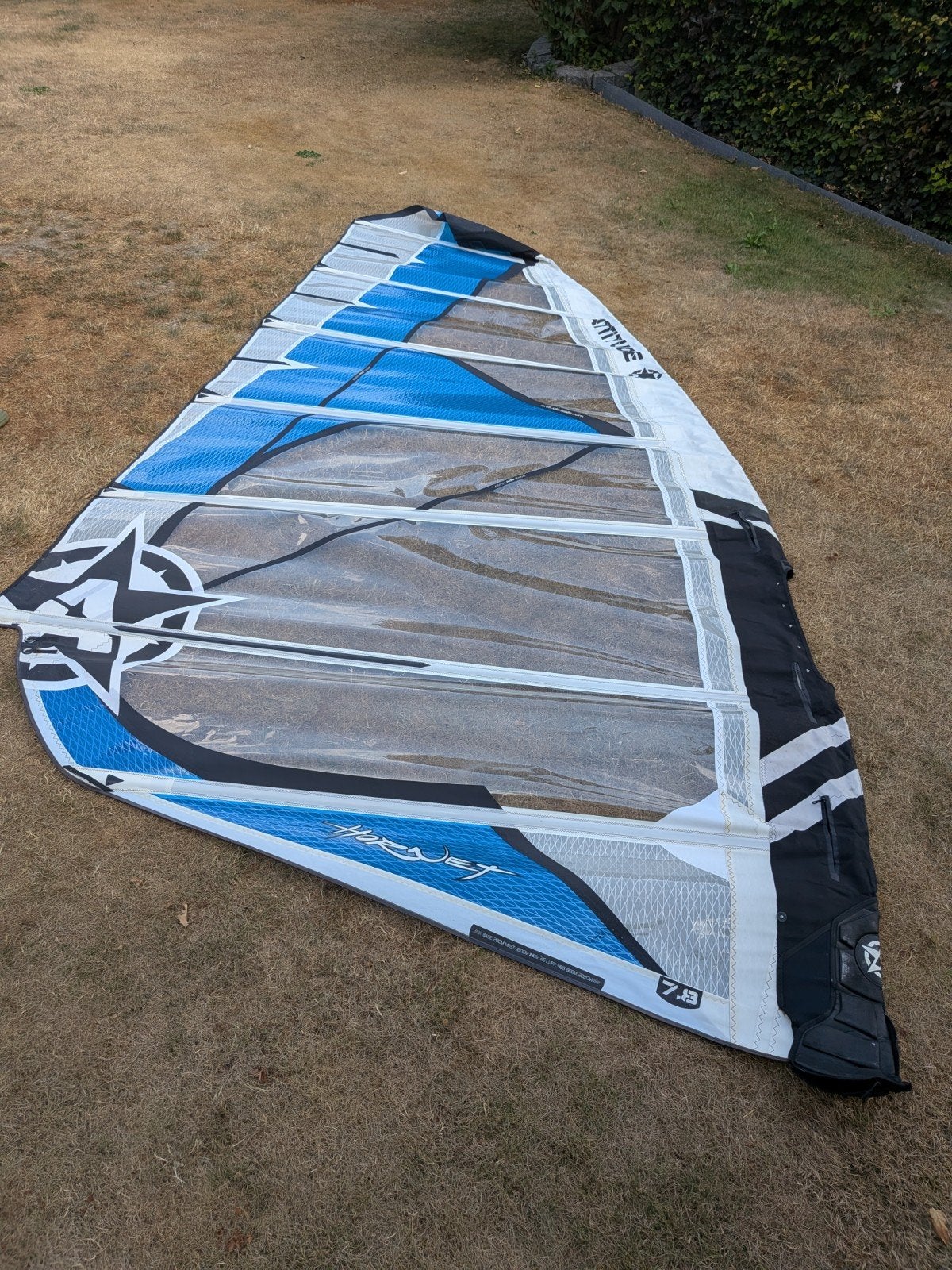 Voile de planche à voile Hornet Attitude 7.8 m² – État proch, Enlèvement, 6.5 m² à 8 m², Avec sac de transport, Wishbone