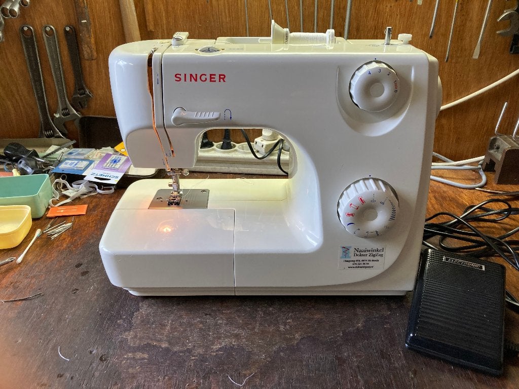 Singer 8280 - leuke startersnaaimachine!, Hobby en Vrije tijd, Naaimachines en Toebehoren, Ophalen, Zo goed als nieuw, Naaimachine