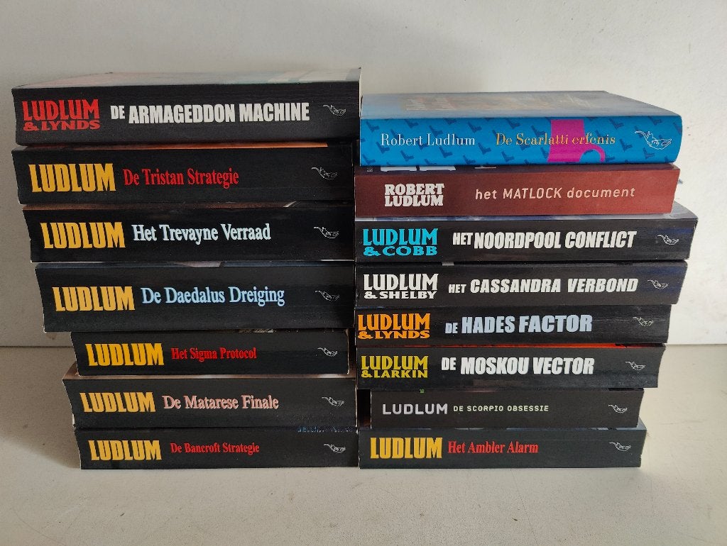 Verzameling 16 thrillers van de bekende auteur Robert Ludlum, Ophalen of Verzenden, Zo goed als nieuw