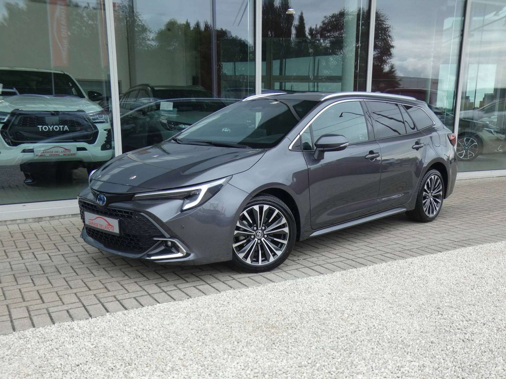 Toyota Corolla 1.8 Hybrid STYLE+TECH PACK 140pk +Elektrische, 1300 kg, Zwart, 4 cilinders, Corolla