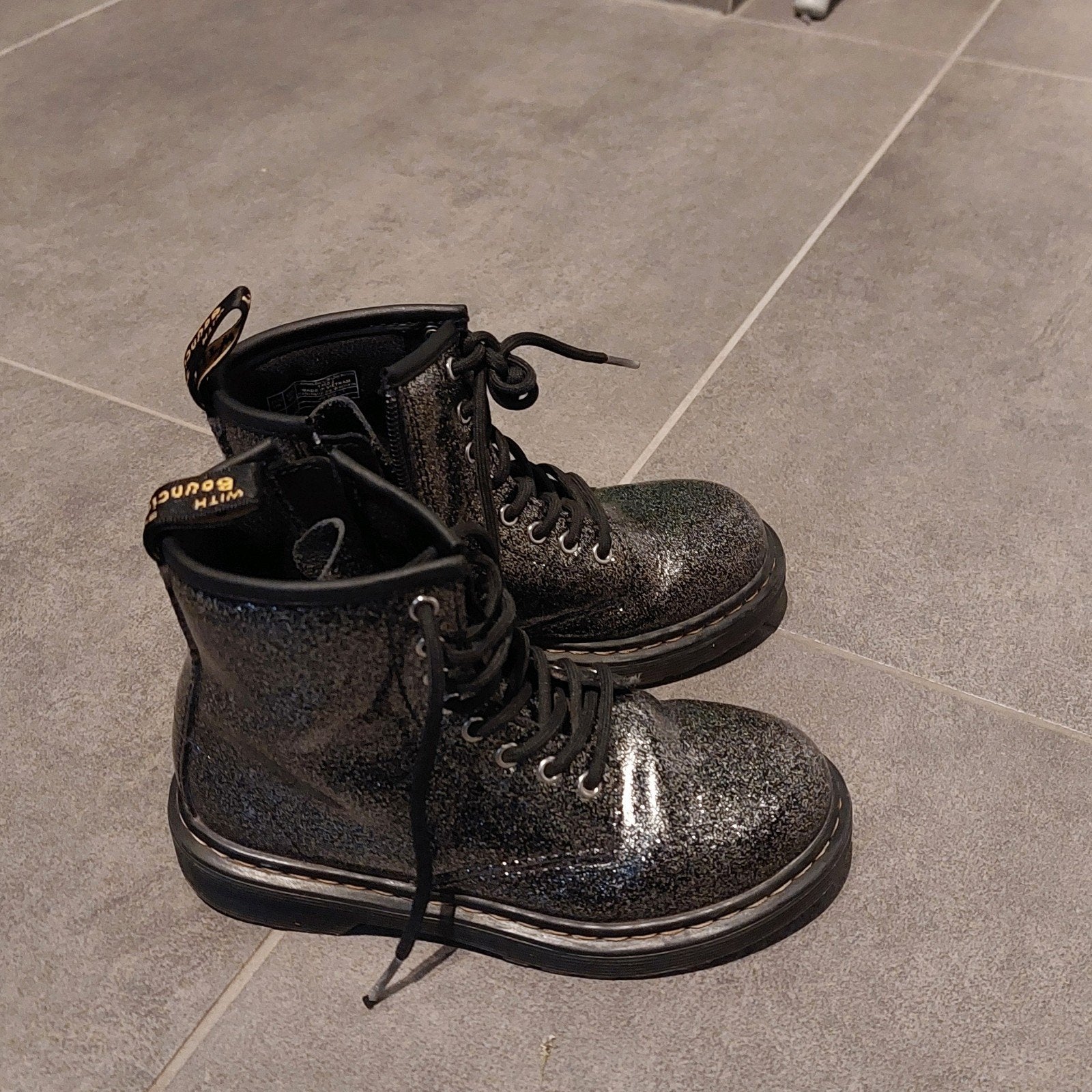 Paillettes noires argentées Dr. Martens
Bottes à lacets - no, Dr. Martens, Comme neuf, Enlèvement, Fille