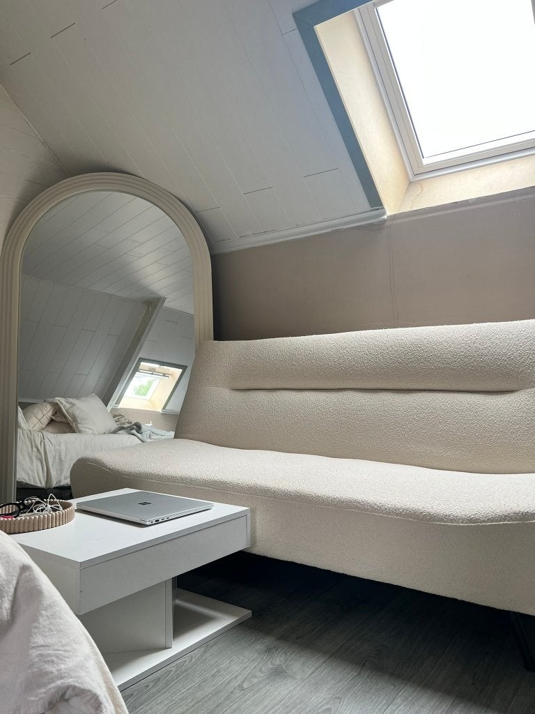 Canapé-lit moderne en bouclé — Crème/Blanc — Très bon état, Maison & Meubles, Canapés | Salons, Comme neuf, Banc droit, Trois personnes