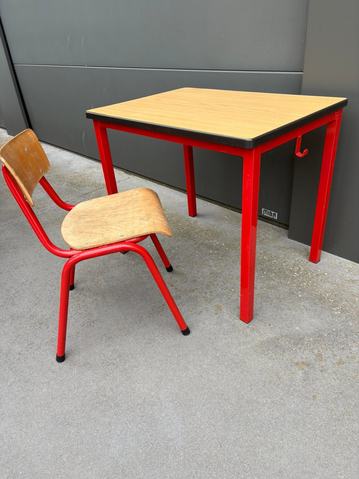 Belle petite table pour faire ses devoirs, Enfants & Bébés, Chambre d'enfant | Tables & Chaises, Enlèvement, Comme neuf