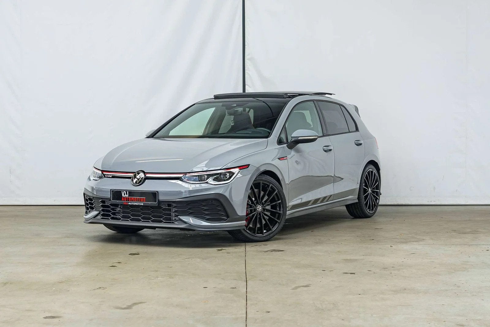 Volkswagen Golf GTI CLUBSPORT|AKRAPOVIC|HEAD-UP|HARMAN-KARDO, Argent ou Gris, 174 g/km, Entreprise, Alcantara