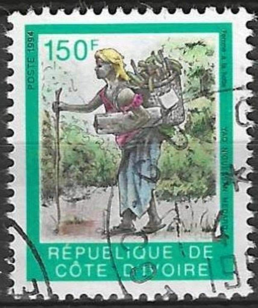 Ivoorkust 1994 - Yvert 934 - Een houtsprokkelende vrouw (ST), Verzenden, Gestempeld