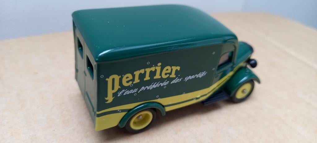 Camion fourgon Perrier Corgi Bedford 30CWT VAN - Ech : 1/43, Hobby & Loisirs créatifs, Enlèvement ou Envoi, Neuf, Bus ou Camion