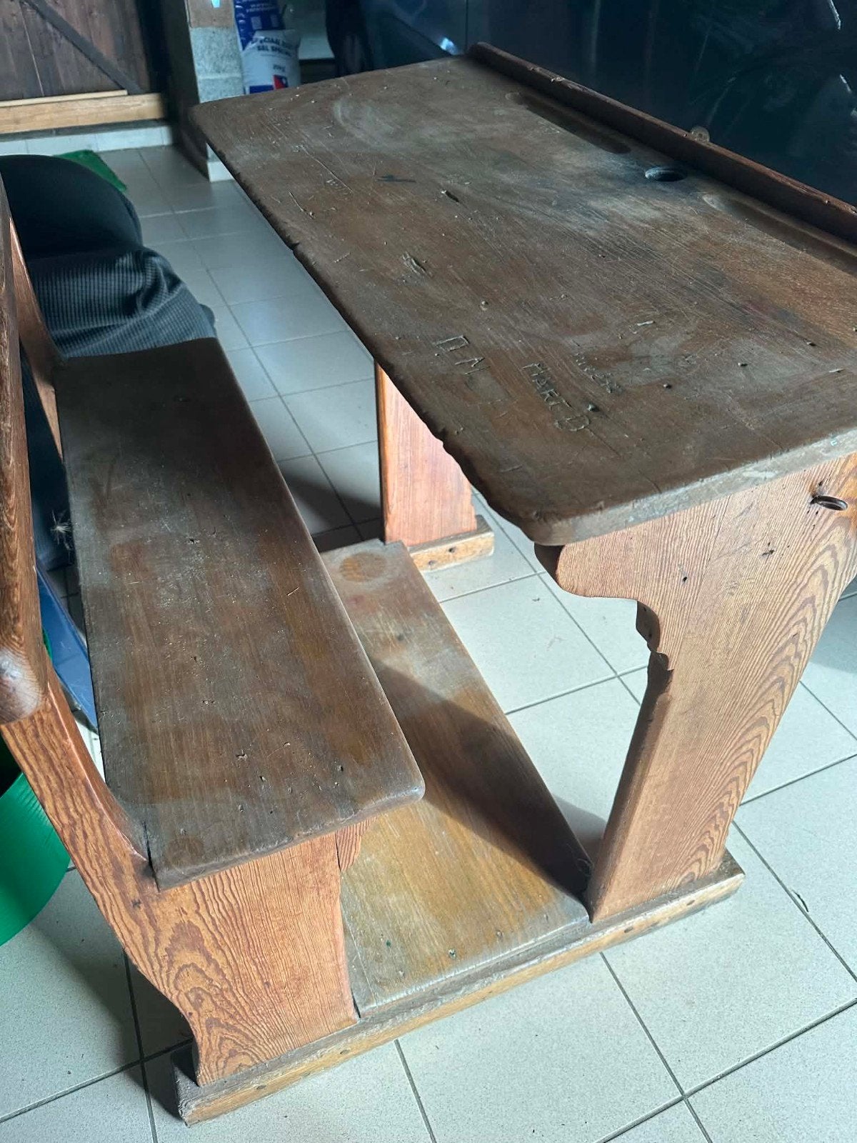 Bureau d'écolier en bois, Enlèvement