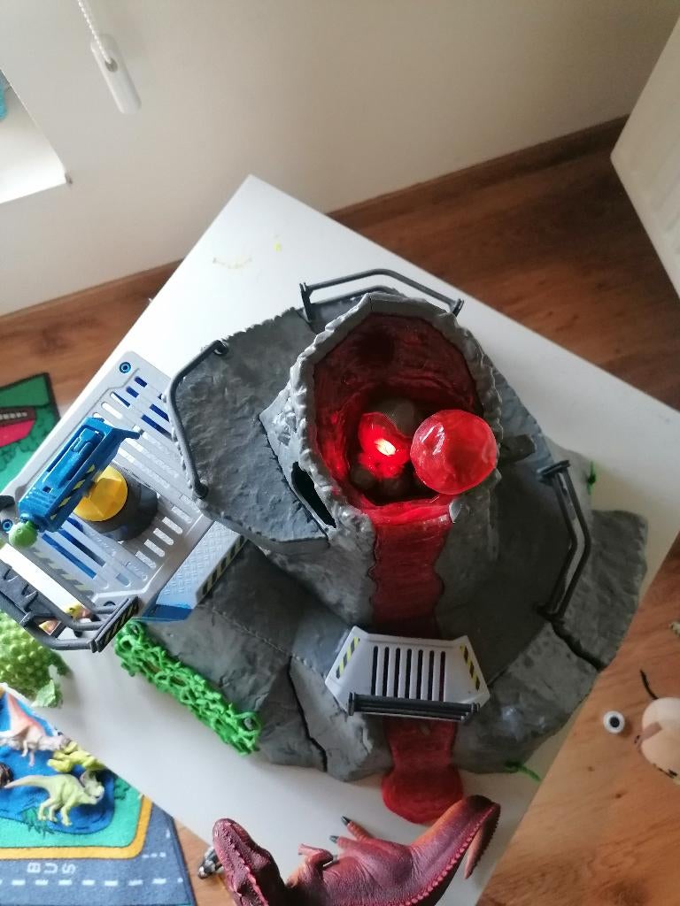 Schleich dinosaurus speelset met vulkaan, Ophalen, Zo goed als nieuw, Met licht