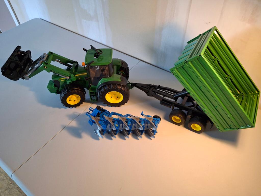 Bruder tractor John Deere + kar + ploeg + frontlader, Kinderen en Baby's, Ophalen, Zo goed als nieuw