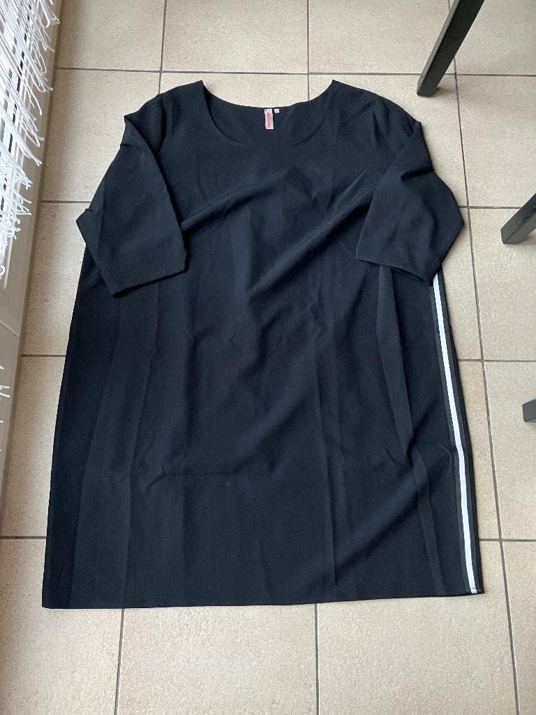 Nieuwe zwart ( met witte ) jurk - Maat 52, Kleding | Dames, Grote Maten, Ophalen of Verzenden, Nieuw, Zwart, Jurk