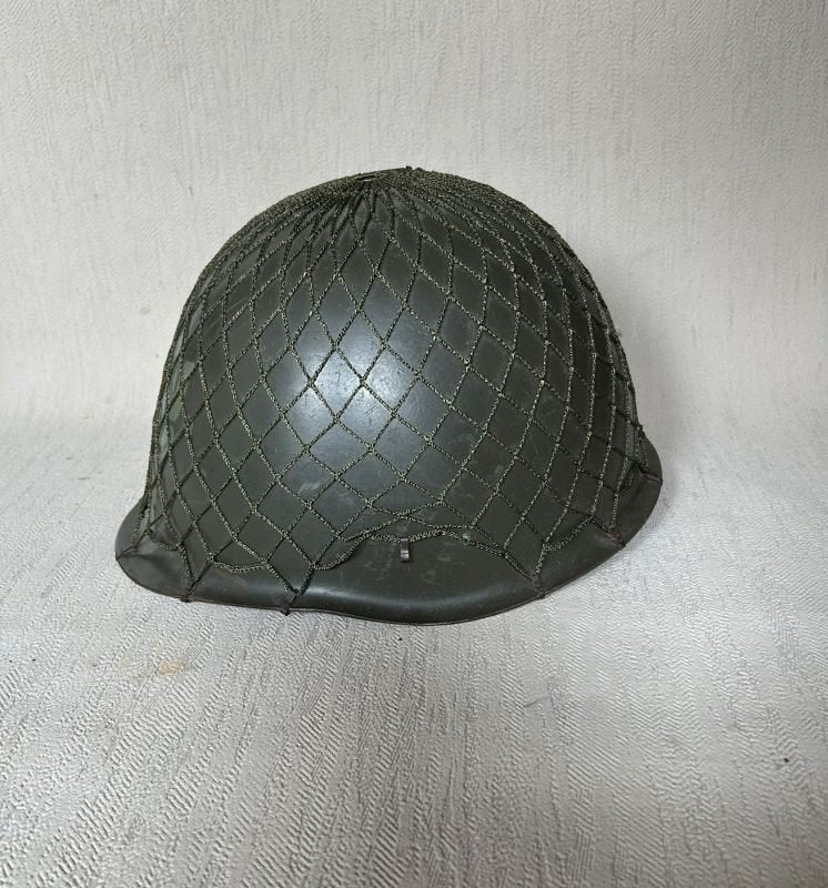 Poolse WZ67 helm met helmnet - magere stier '83, Collections, Enlèvement ou Envoi, Armée de terre, Casque ou Béret