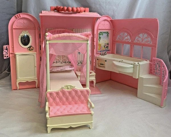Valise de maison pliable Mattel Barbie #1052 pour lit et sal, Enfants & Bébés, Jouets | Poupées, Envoi, Comme neuf, Barbie