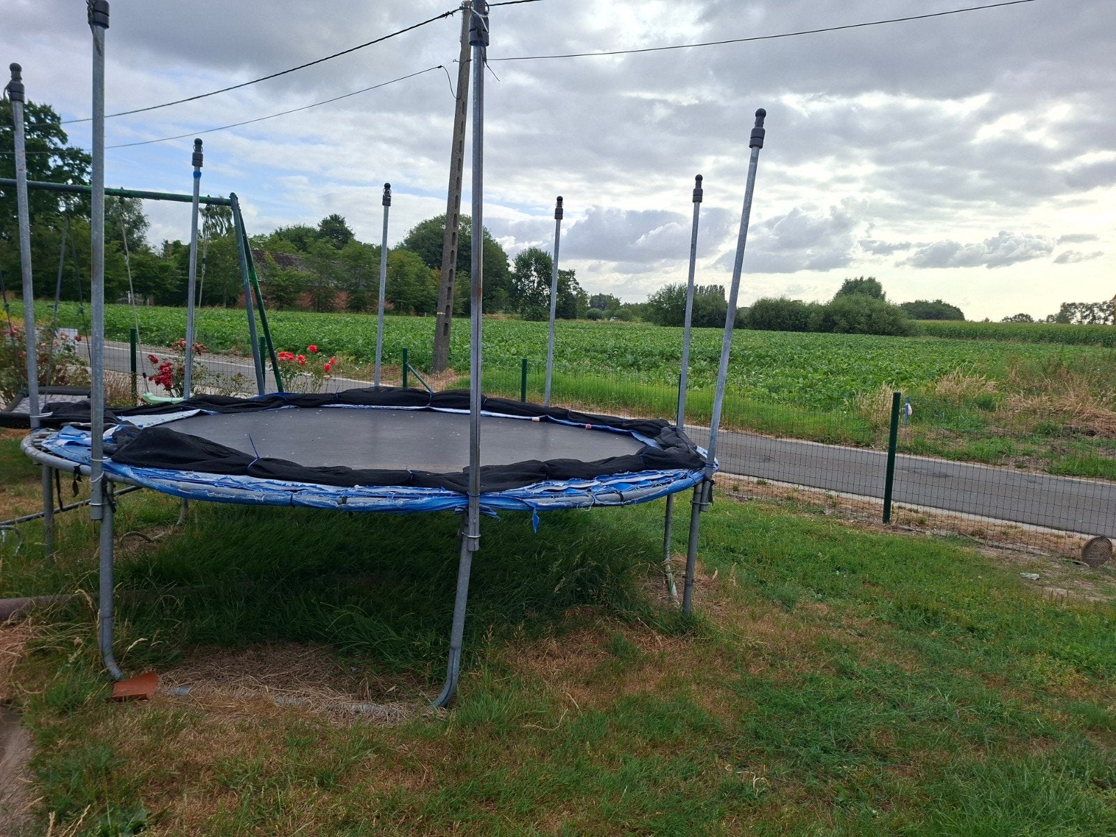 GRATIS trampoline, Enfants & Bébés, Jouets | Extérieur | Trampolines, Enlèvement