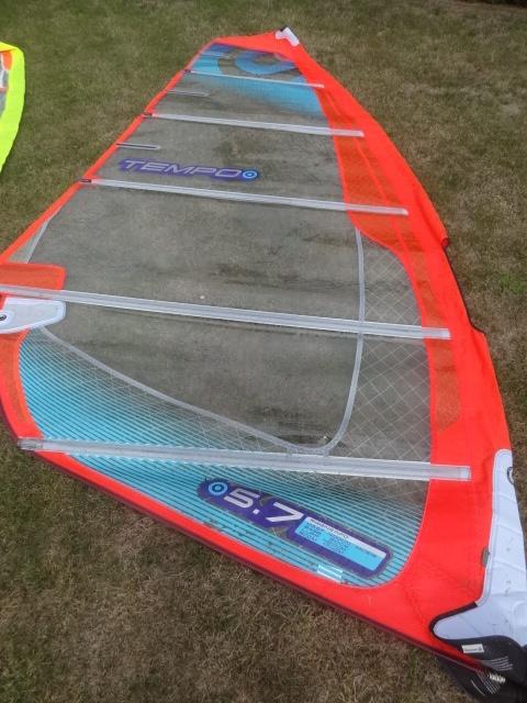 Neilpryde Tempo : 5.7m, Watersport en Boten, Windsurfen, Ophalen, Nieuw, Neilpryde, Zeil