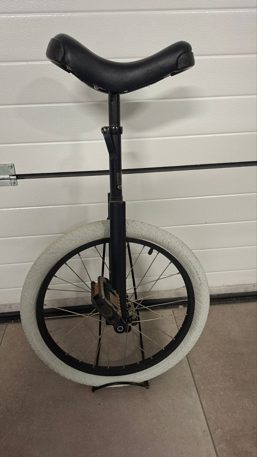 Mooie eenwieler 20 inch + gratis 2e band & staander, Ophalen, Zo goed als nieuw, Terugtraprem