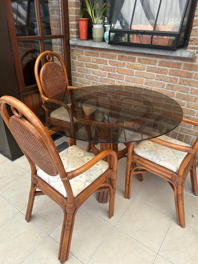 Glazen tafel met stoelen, Ophalen