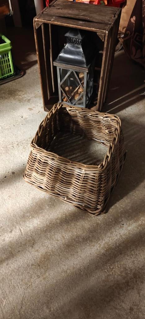 Houten kist /lantaarn en kerstboom omzet riet, Hobby en Vrije tijd, Picknickmanden, Ophalen